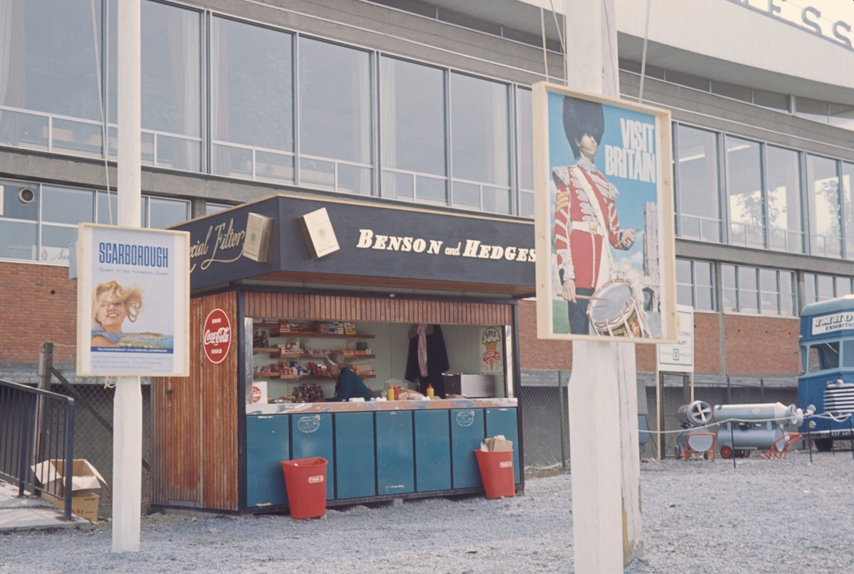 Kiosk. Tiedemanns Tobaksfabrik arrangerer "Engelsk uke" på Sjølyst i 1966.
Engelske tobakksmerker blir introdusert i Norge.