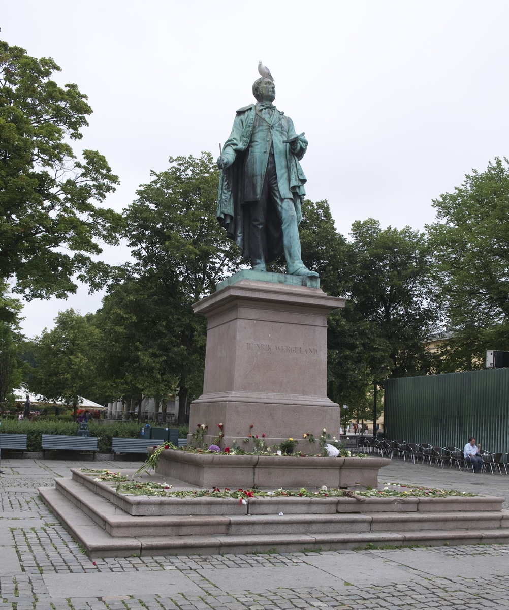 "Sorg i det offentlige rom". Brynjulf Bergsliens statue av Henrik Wergeland på Eidsvolls plass er dekorert med blomster.