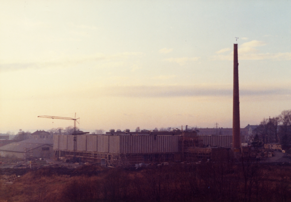 Byggeplass. 
Konstruksjon av J. L. Tiedemanns Tobaksfabrik på Hovin i 1968.