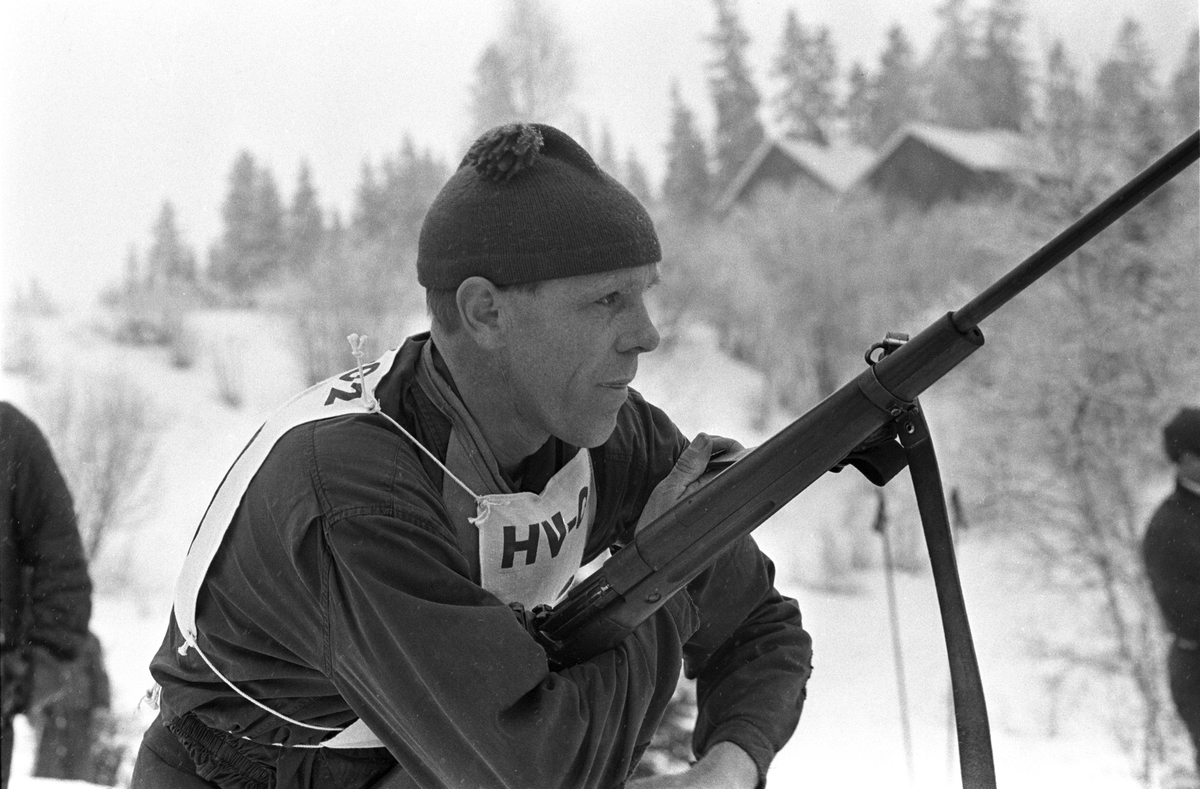 Skiskytter med startnummer 90 kommer inn til skyting. NM i skiskyting, mars 1964.