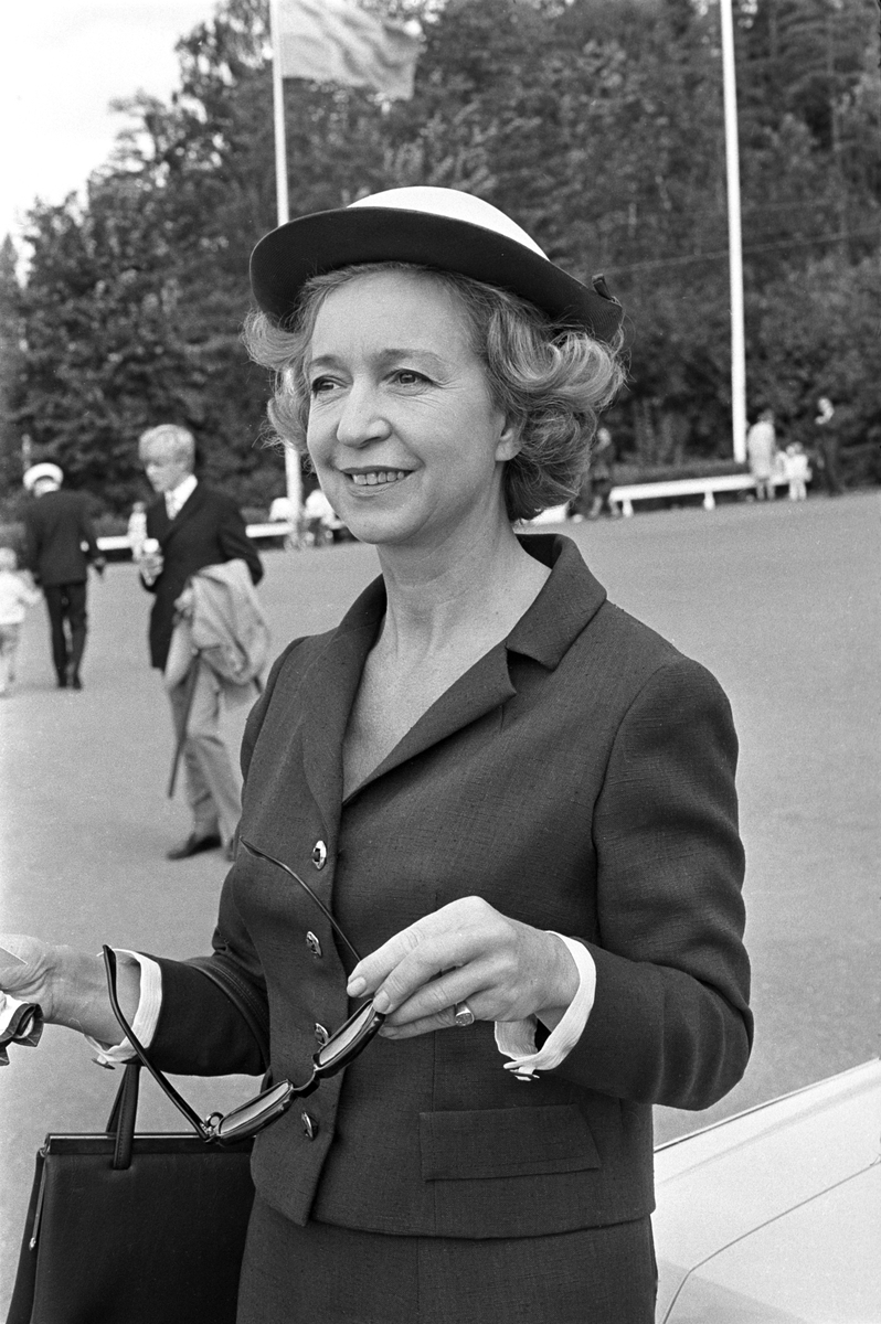 Skuespiller Wenche Foss på damenes hatteparade under Norsk Derby på Øvrevoll galoppbane i Bærum 20. august 1967.