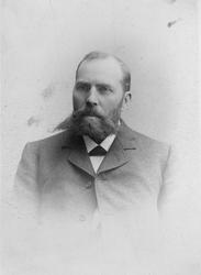 Portrett av Otto Sverdrup fra en ramme med fotografier på "d