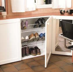 Skoskap laget av overskap til kjøkken, med trådhyller til sk