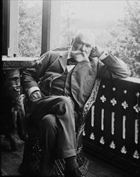 Avfotografering. Portrett, mann i dress i en kurvstol på ver