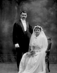 Gruppeportrett. bryllupsbilde. Kjole og hvitt og hvit brudek