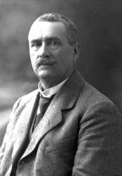 Portrett, mann med dress og bart. E Olsen.