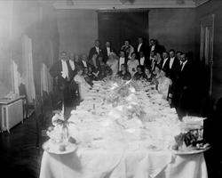 Gruppportrett, Dir.Lems bryllup 1919. Festsalen.