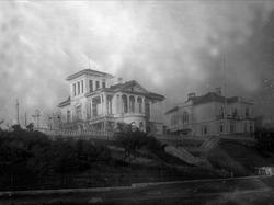 To store hus og hageanlegg.