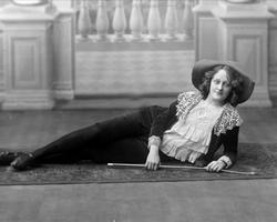 Portrett, ung pike i kostyme, Miss Mona.