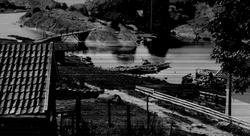 Avfotografering.Landskap, vann med bru, flere båter i vannk