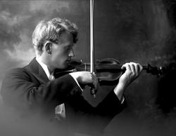 Portretter, fiolinist Due. Spiller på fiolin.