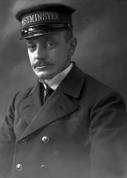 Portrett, mann i uniform. Westminsters Hotels portier, 1915.