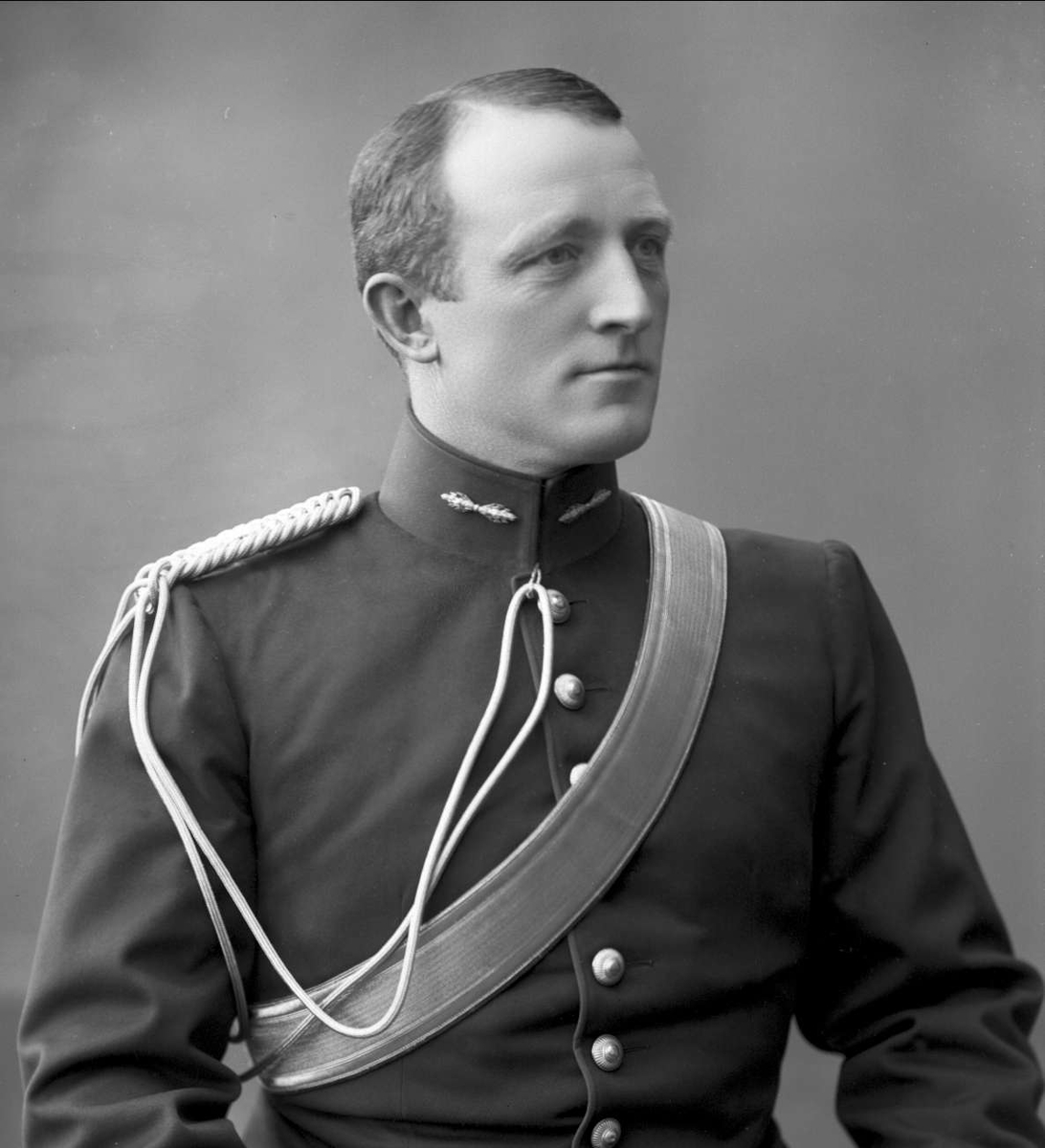Portrett, Johan Tidemann Sverre, (1867-) i uniform som kaptein ved artilleriet som reglementert fra 1894 til 1910.