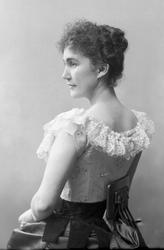 Portretter, kvinne i todelt drakt.