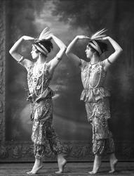 Eksotiske dansere i positur og kostyme.