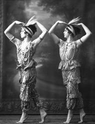 Eksotiske dansere i positur og kostyme.