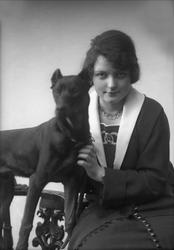 Portrett, kvinne med hund.