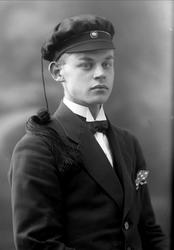 Portrett, mann med studentlue. Student Claus Petersen.
