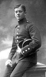 Portrett, mann i kadettuniform.