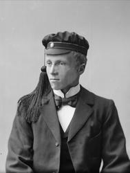 Portrett, mann med studentlue. Student Amble.