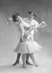 Gruppeportrett, to unge kvinner. Dansere, Anita og Maria.