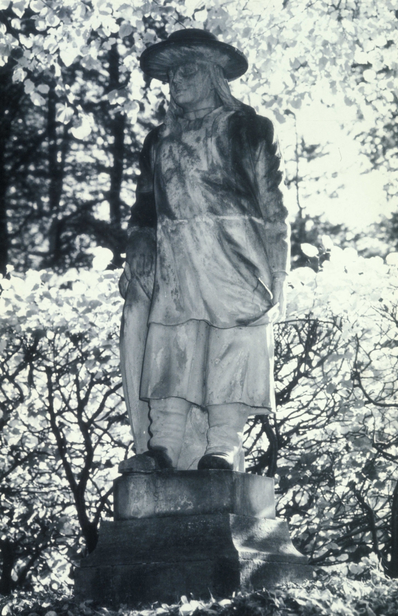 Statue i Nordmandsdalen på Fredensborg slott, Danmark. Fotografert 1968. Drakt fra Troms.