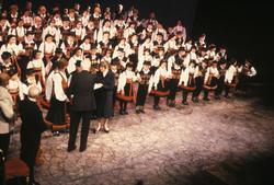 Norsk Folkemuseums dansegruppe   danser i Nasjonalteateret 7