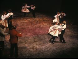 Norsk Folkemuseums dansegruppe   danser i Nasjonalteateret 7