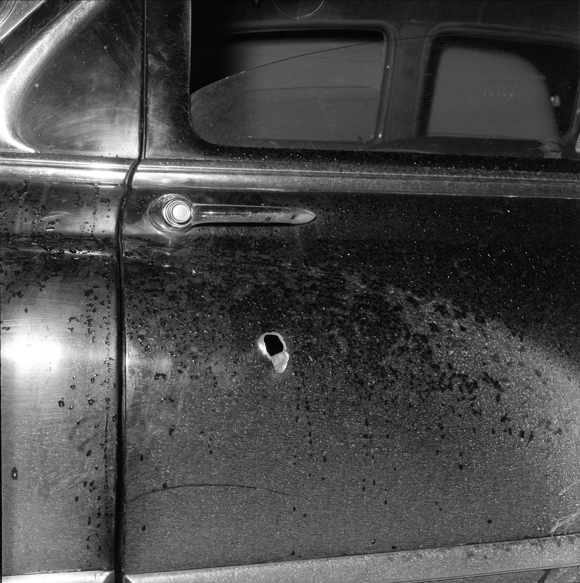 Politibil med skuddhull i bildør, Oslo, november, 1958.