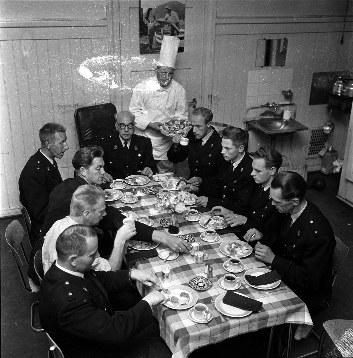 Dagbladfrokost på Grønland Politistasjon, Oslo, 1959.