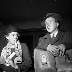 To mennesker underholder 03.11.1953. Bygdelag, Hedemarkslage