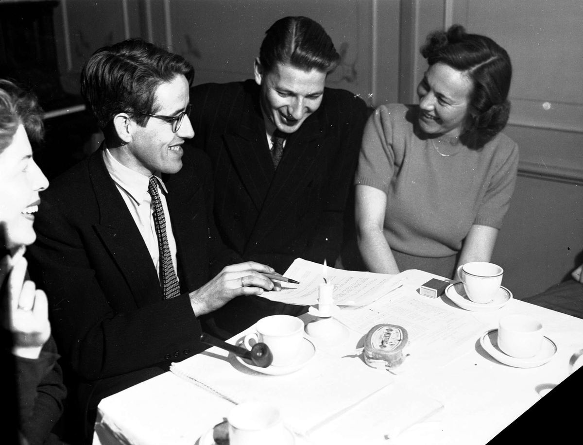 Bygdelag. 06.04.1951. Gruppe mennesker rundt kaffebord.