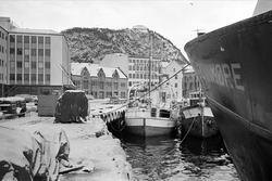 Båter ved snødekket brygge, Ålesund, april 1965.