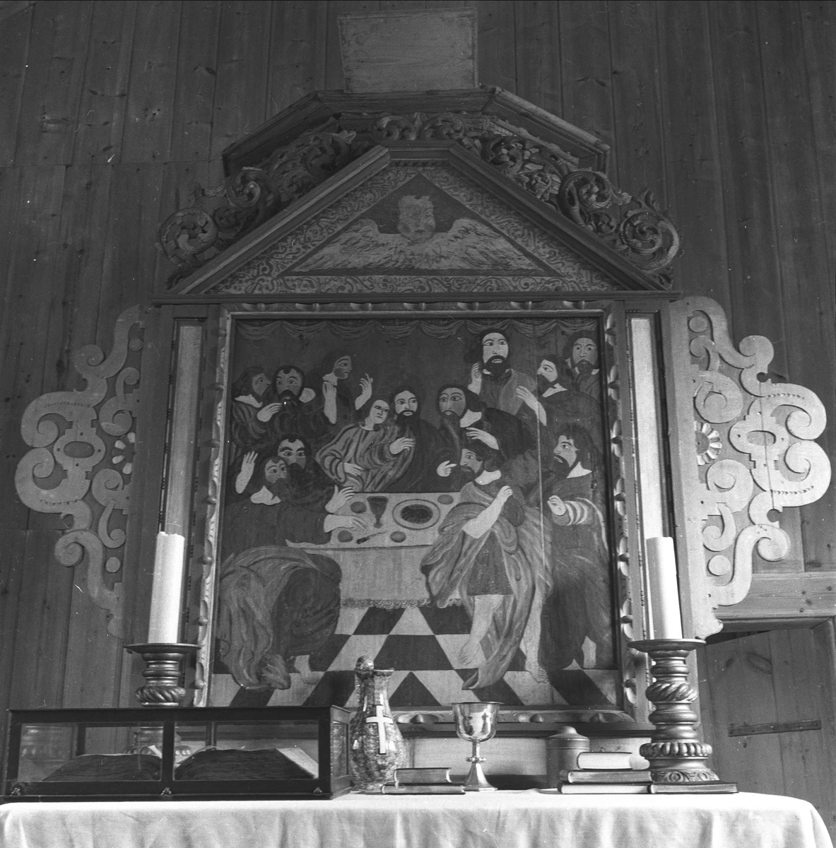Altertavle i ukjent kirke, fotografert i 1959. Antakelig i nærheten av Ål.