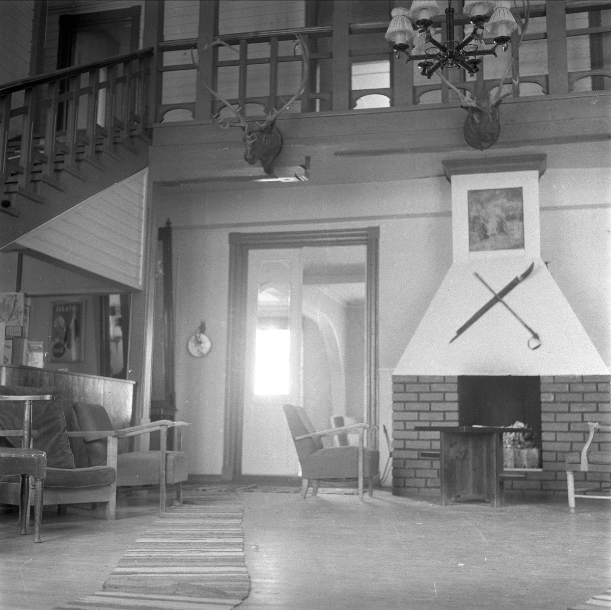 Breidablikk turisthotell, Sør-Aurdal, mai 1957. Interiør med peis.