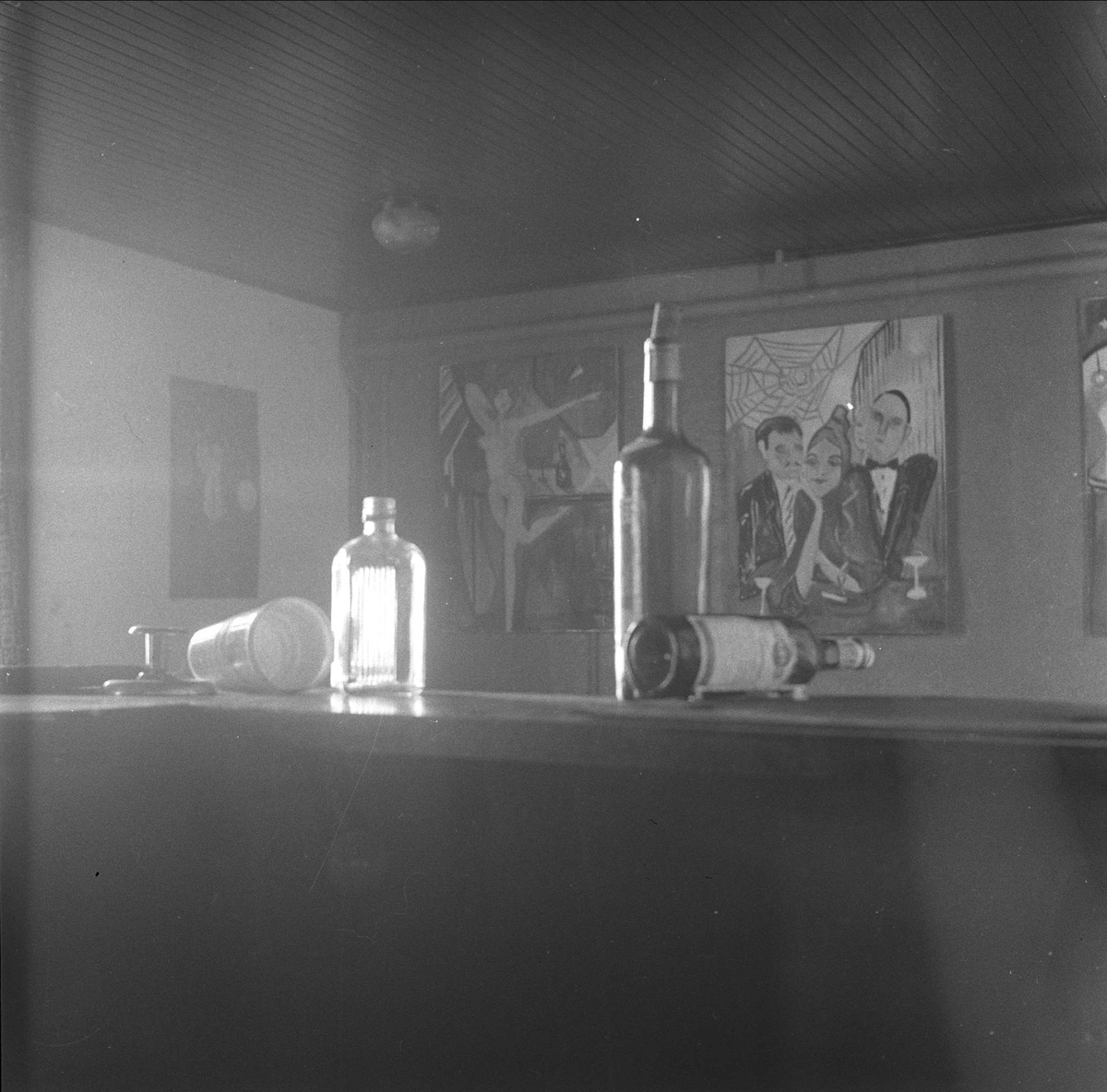 Breidablikk turisthotell, Sør-Aurdal, mai 1957. Flasker og dekorasjon.