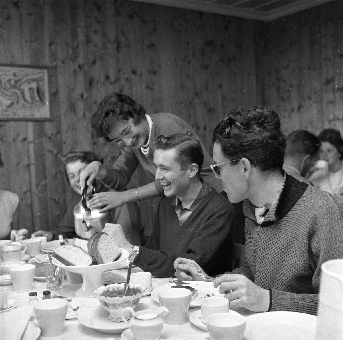 FN-Sambandets kurs på Høvringen, Sel, Oppland, 20.08.1958. Kursdeltakere i matsal.