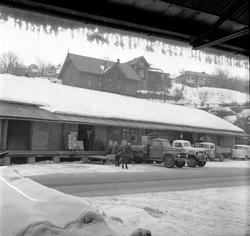 Skien, Telemark, mars 1958. Byjubileum. Bygninger og lastebi