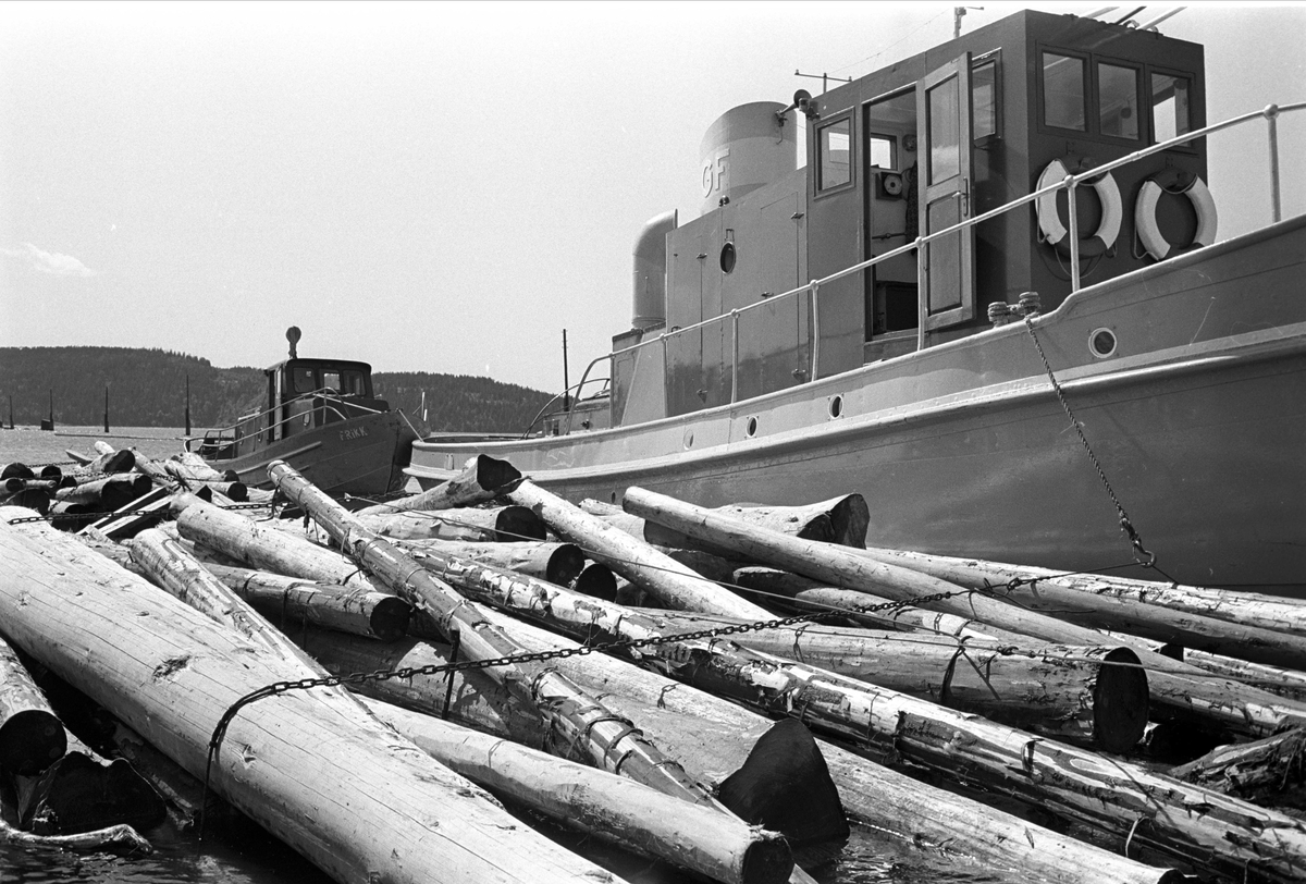 Glomma, juli 1962. Tømmerlense og båter. 