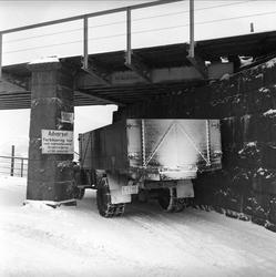 Minnesund, Akershus, november 1951. Lastebil på den gamle Mi