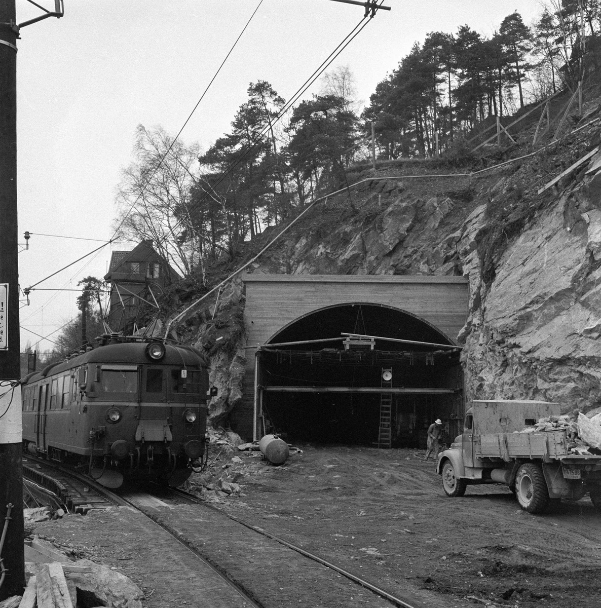 Bekkelaget, Oslo, 07.11.1956. Jernbanen. Tog, lastebil og tunnelbygging.