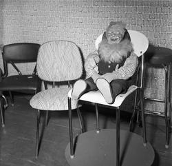 Wøyen gård, Bærum, Akershus, 11.12.1956. Dukke sitter på sto