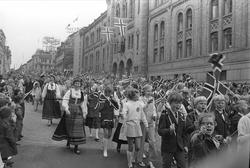 17. mai tog i Karl Johans gate, Oslo, 1970.