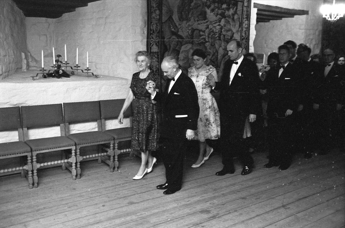 Oslo, 19.06.1965, Stortinget, avslutningsfest på Akershus slott, stortingsrepresentanter i festsalen, polonese..
