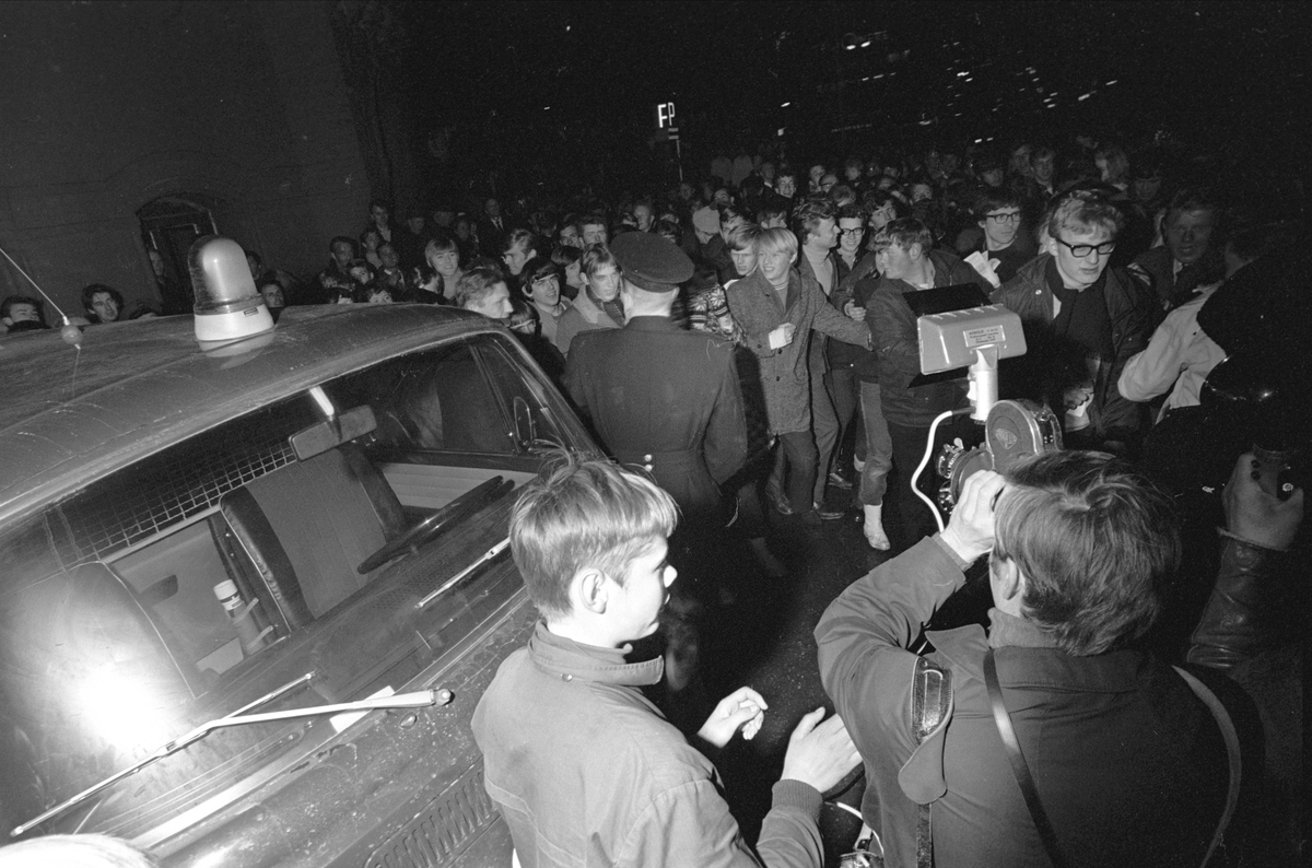Arendal, 10.04.1970, demonstrasjoner, premiere på filmen "Green Berets" i Arendal. Filming av demonstranter.