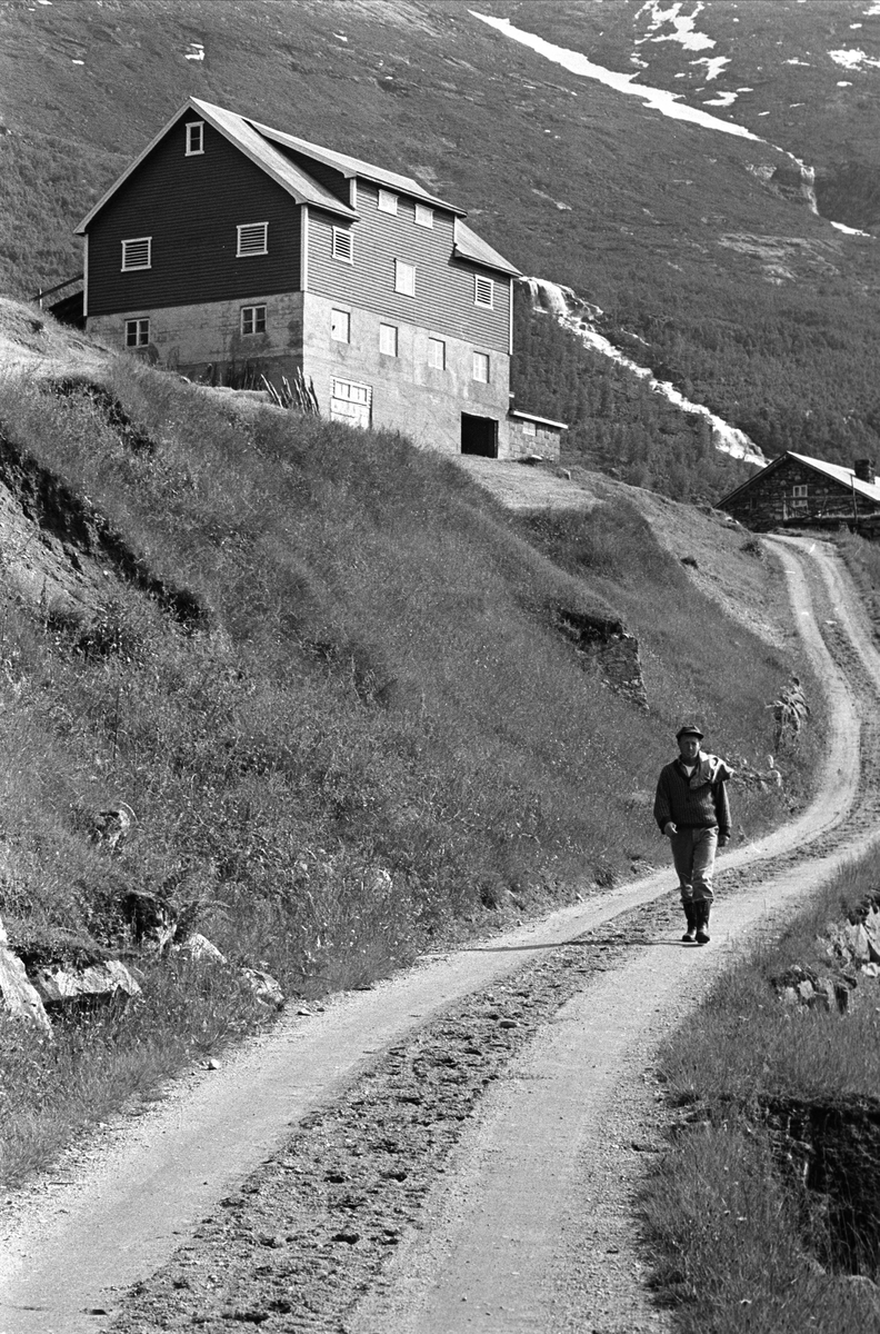 Fra Sogn 01.08.1967. Mann på veien fra gården  i Jostedalen.