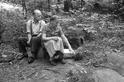 Oslo, Merradalen 12.08.1969. Eldre ektepar sitter ute med en