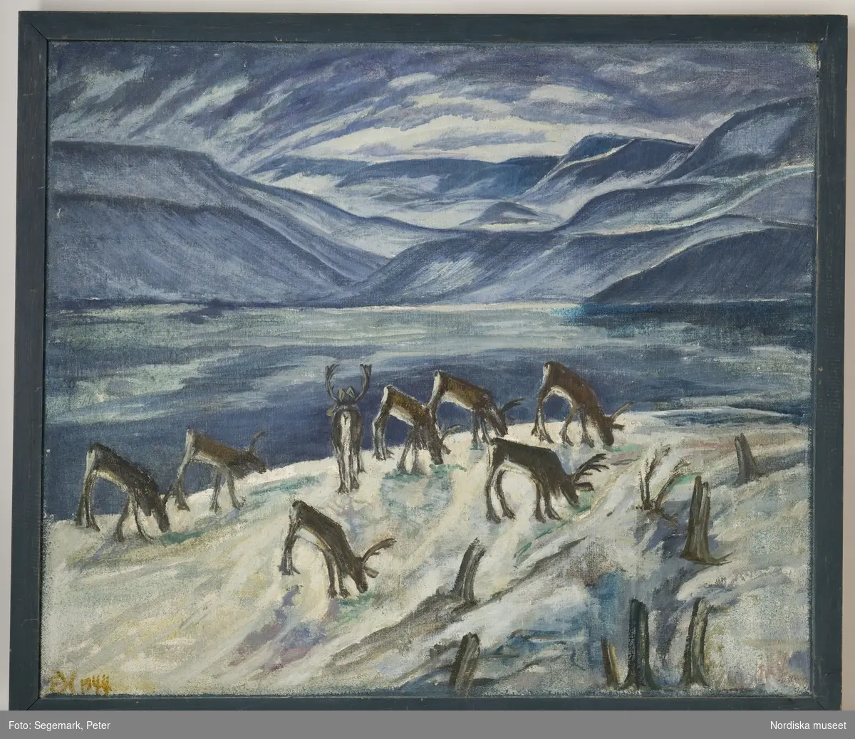 Målning av Emilie Demant Hatt, inv.nr NM.0246091. Vinterdag, fjällandskap med betande renar.