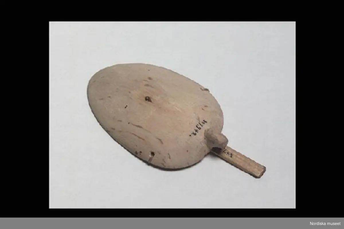Inventering Sesam 1996-1999:
L 10   B 5,5 (cm)
Beckloppa, leksak, hoppare av trä, formad som ett upp- och nedvänt skedblad med ett litet huvud framtill. Genom två hål i kanten är en flerdubbel sena dragen; genom den vridna senan är en liten pinne stucken vars ände trycks fast i en beckklick under loppans bakre ände. Då becket lossnar hoppar loppan.
Hoppare är samlingsnamnet, enl. Gustaf Ränk i Fataburen 1958, för "olika slags smådjur, såsom grodor och möss, industrimässigt tillverkade av bleck, plast eller dylikt" - inom denna grupp inräknar han även beckloppa, julbock resp. nyårsbock.
Se "Fataburen" 1958, s. 158-174.
Bilaga
Jmf inv. nr. 109.042, 227.845, 247.944 samt 307.633 och EU 47.062.
K. Berg / 72 (=Kerstin Berg)
Charlotta Dobson Hoffman feb 1998