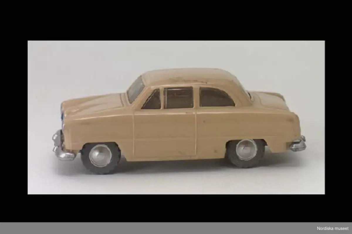 Inventering Sesam 1996-1999:
L 7 cm
Leksaksbil helt av plast, beige med grå detaljer, plastfönster och plasthjul.
Märkt i underredet "FORD M 12 (bilmodellen som leksaksbilen skall efterlikna) / Siku" inskrivet i cirkel. Siku är en tysk leksakstillverkare.
Givaren, samlare av leksaksbilar 1947-1952, se inv nr 263.905 - 264.120.
Bilaga finns till tidigare inv.nr i gåvan.
Leif Wallin mars 1998
